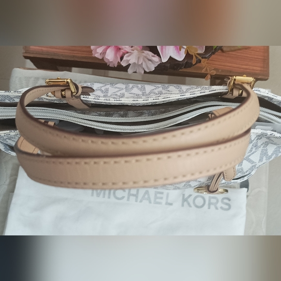 Authentic Michael Kors Pocketbook Tote in Vanilla - Picture 7 of 14